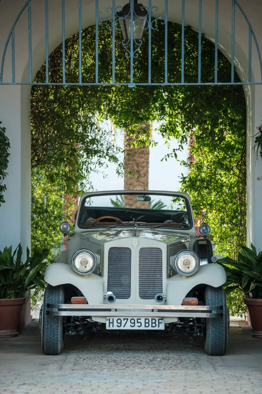 Coche clásico Beauford de HispalClasicos - Vehículo de época restaurado para bodas en Sevilla