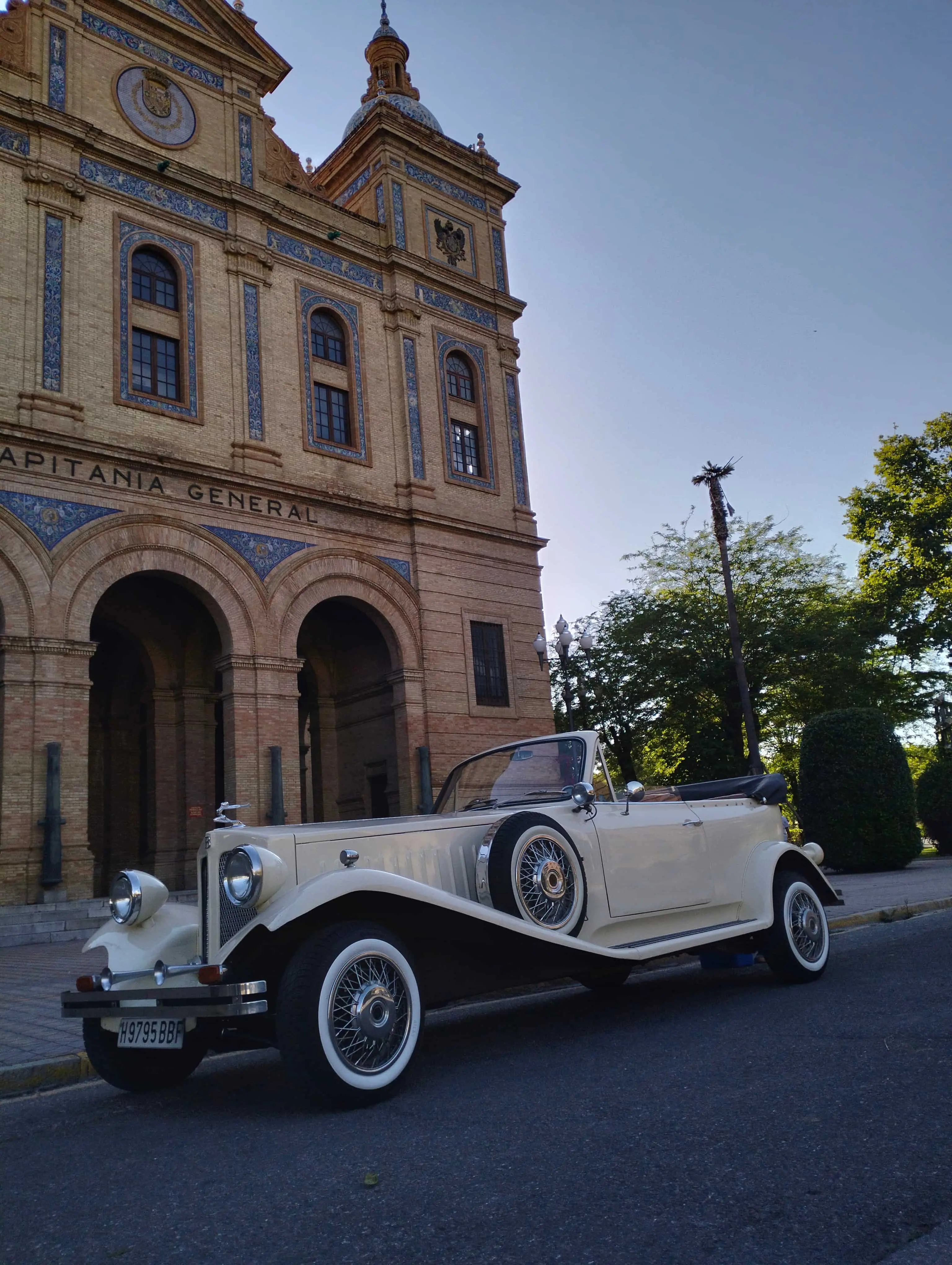 Beauford Años 80 (réplica de 1930) - Coche clásico para alquiler en bodas Sevilla - Imagen 5 de 6