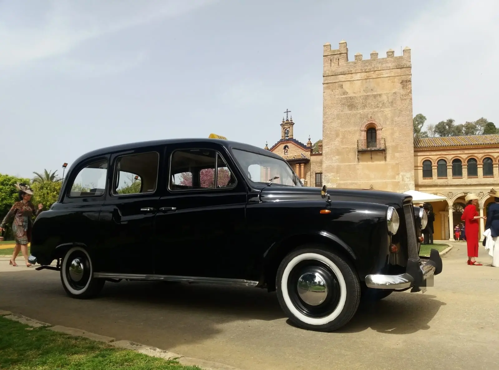 Austin FX4 (Taxi inglés) 1978 - Coche clásico para alquiler en bodas Sevilla - Imagen 5 de 7